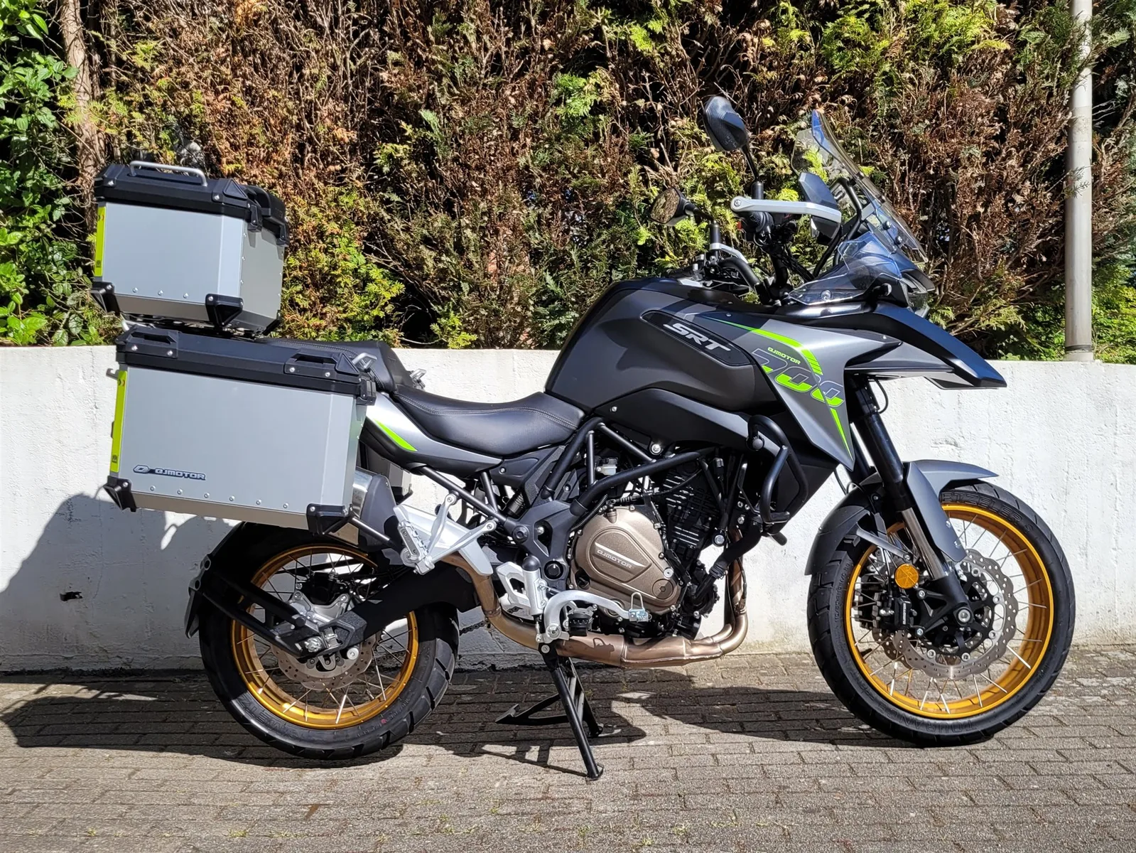 QJ Motor SRT 700 X Pro Touring