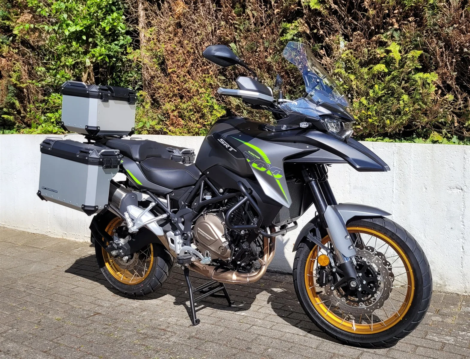 QJ Motor SRT 700 X Pro Touring