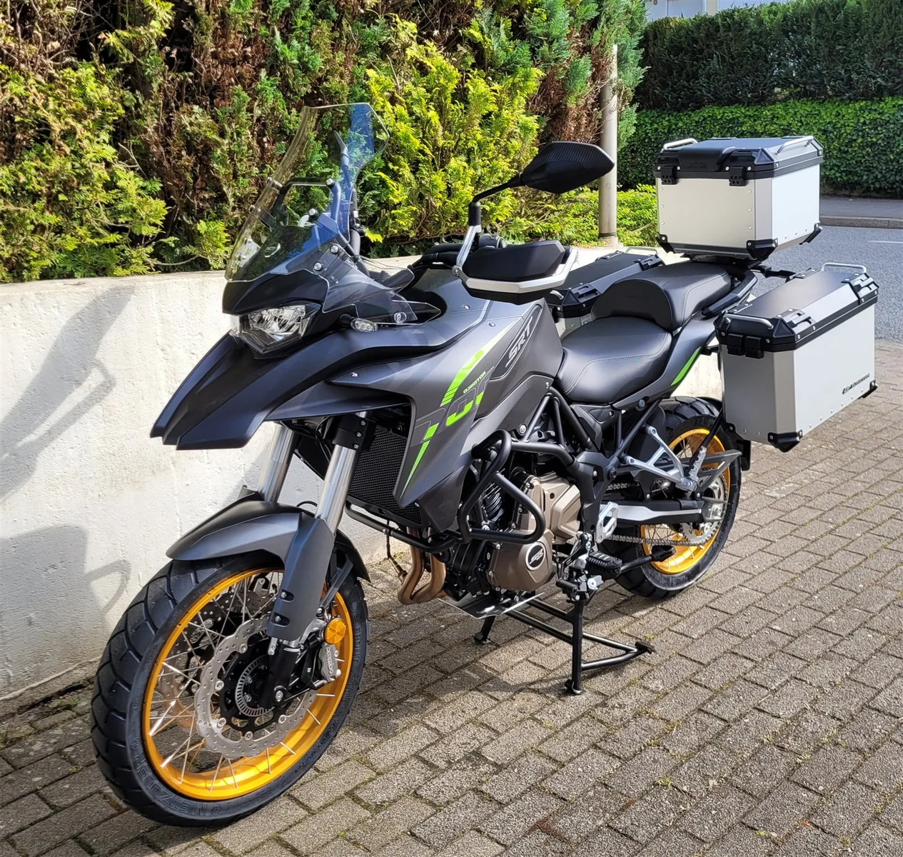 QJ Motor SRT 700 X Pro Touring