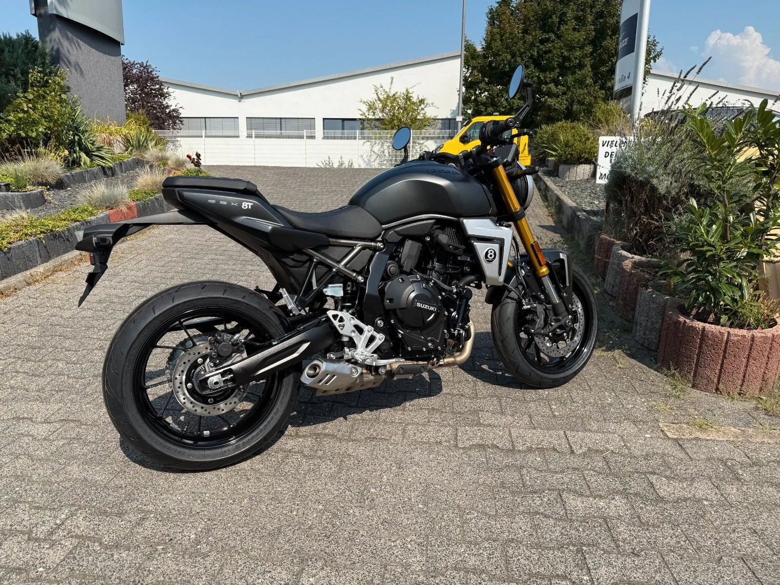 Suzuki GSX-8T