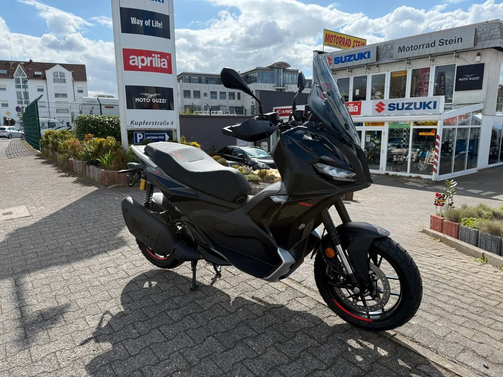 Aprilia SR GT 400