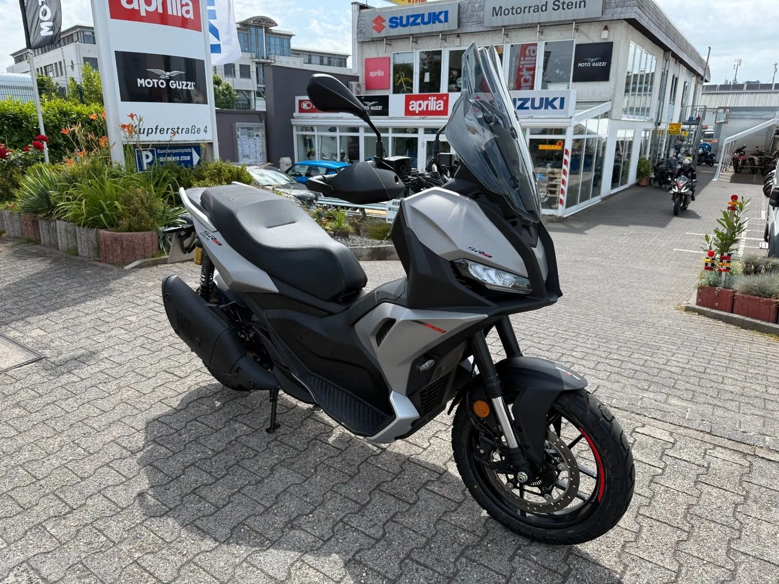 Aprilia SR GT 400