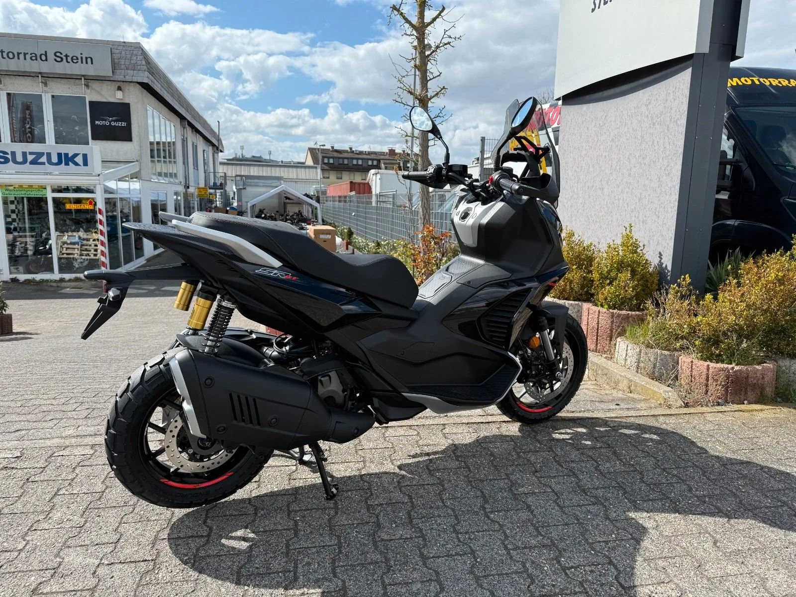 Aprilia SR GT 400