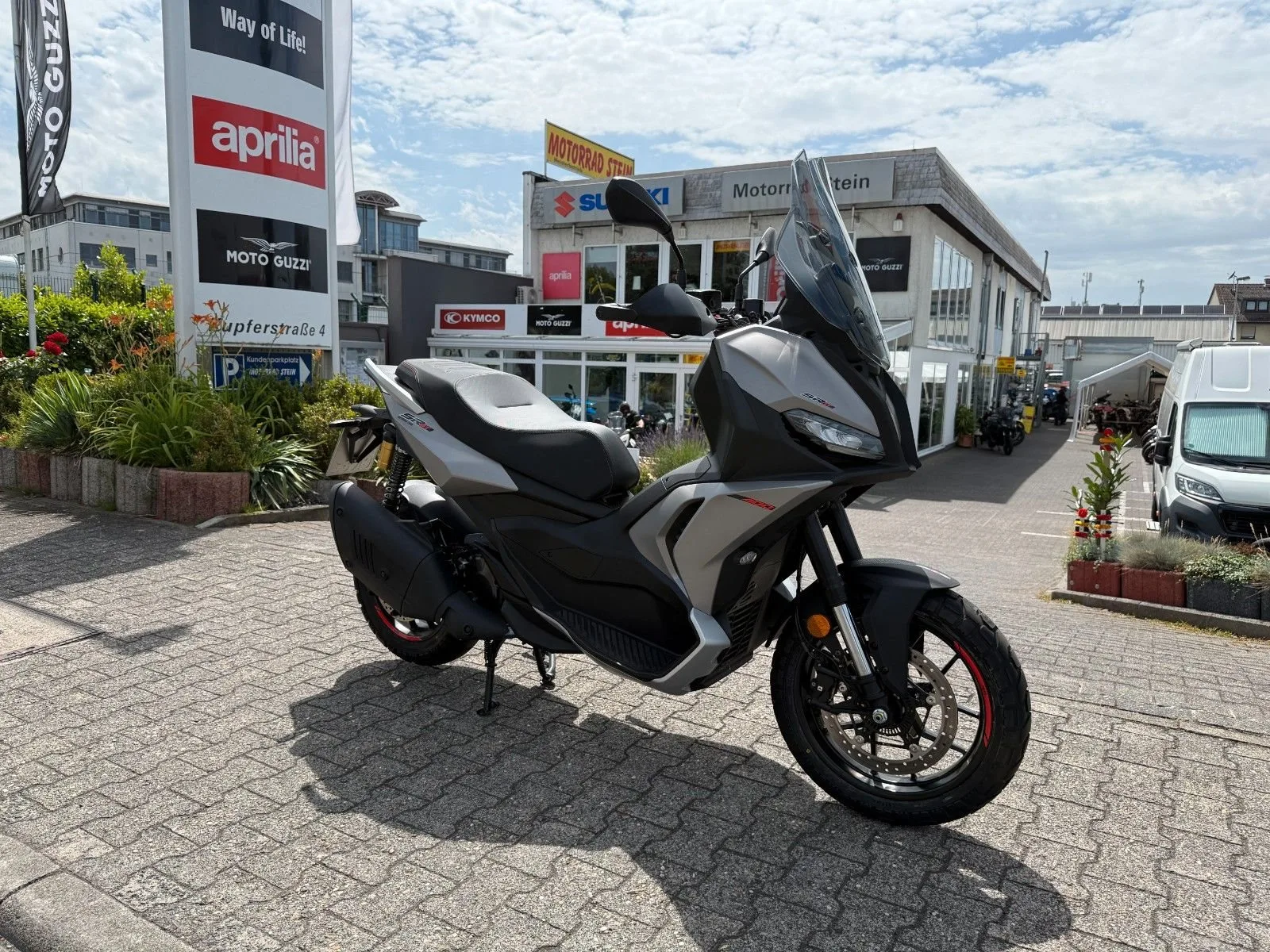 Aprilia SR GT 400