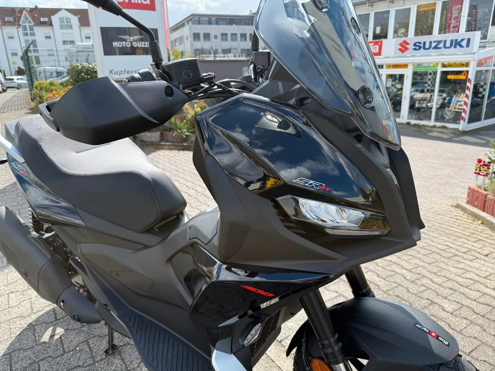Aprilia SR GT 400