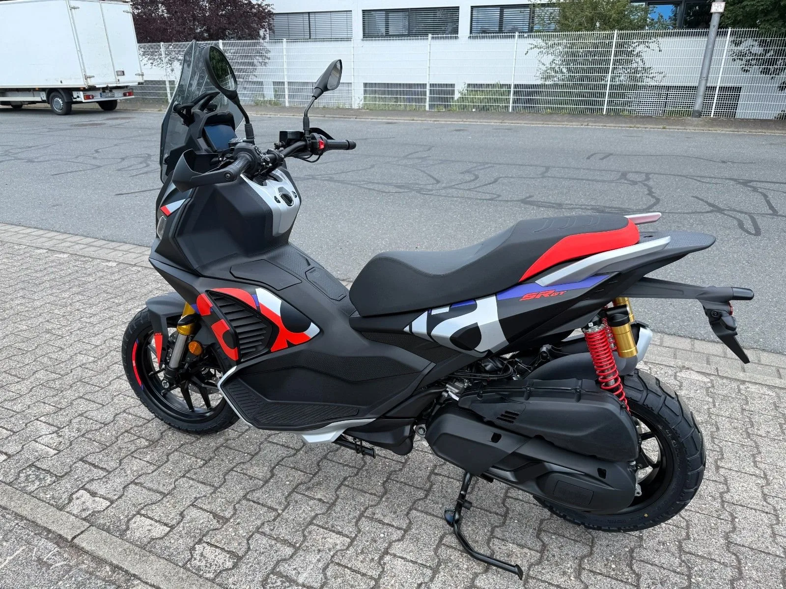 Aprilia SR GT 400