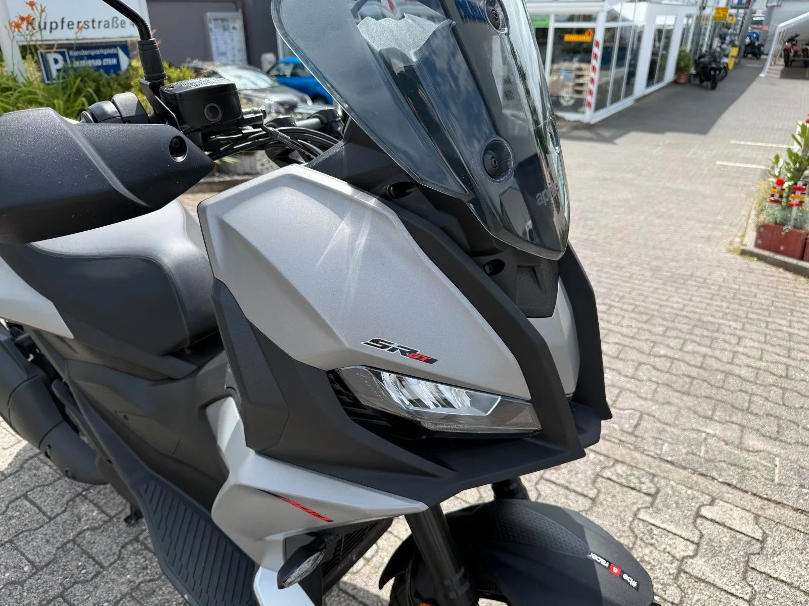 Aprilia SR GT 400