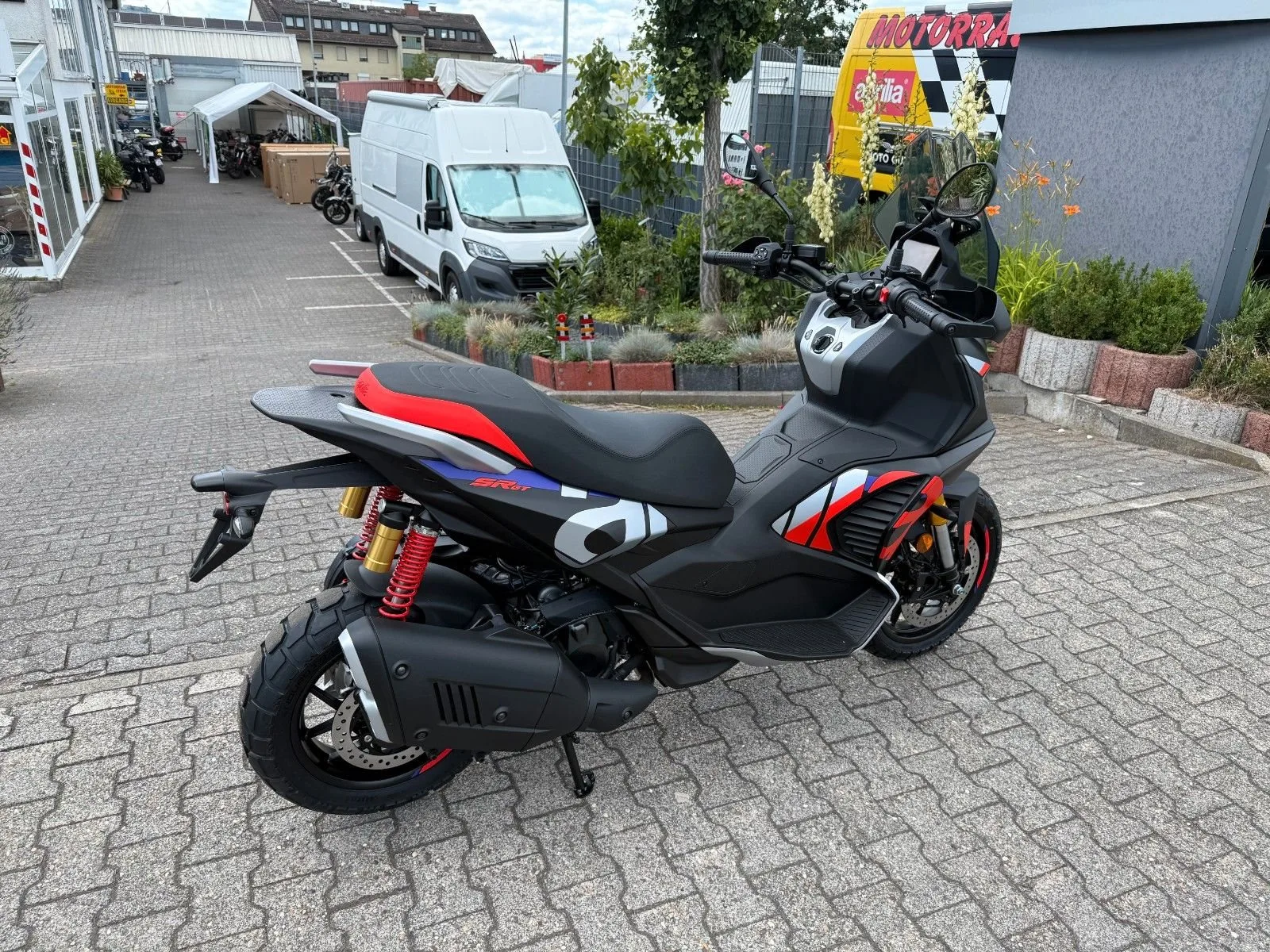 Aprilia SR GT 400