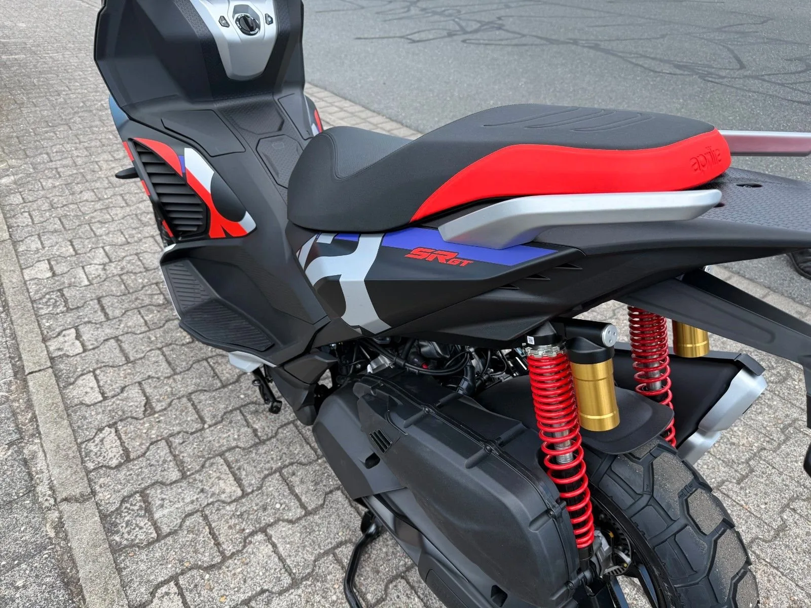 Aprilia SR GT 400