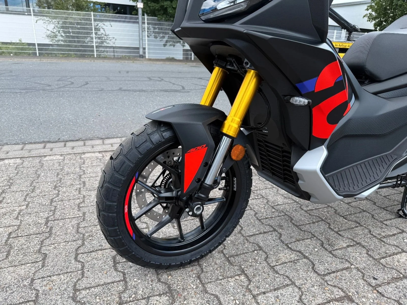 Aprilia SR GT 400