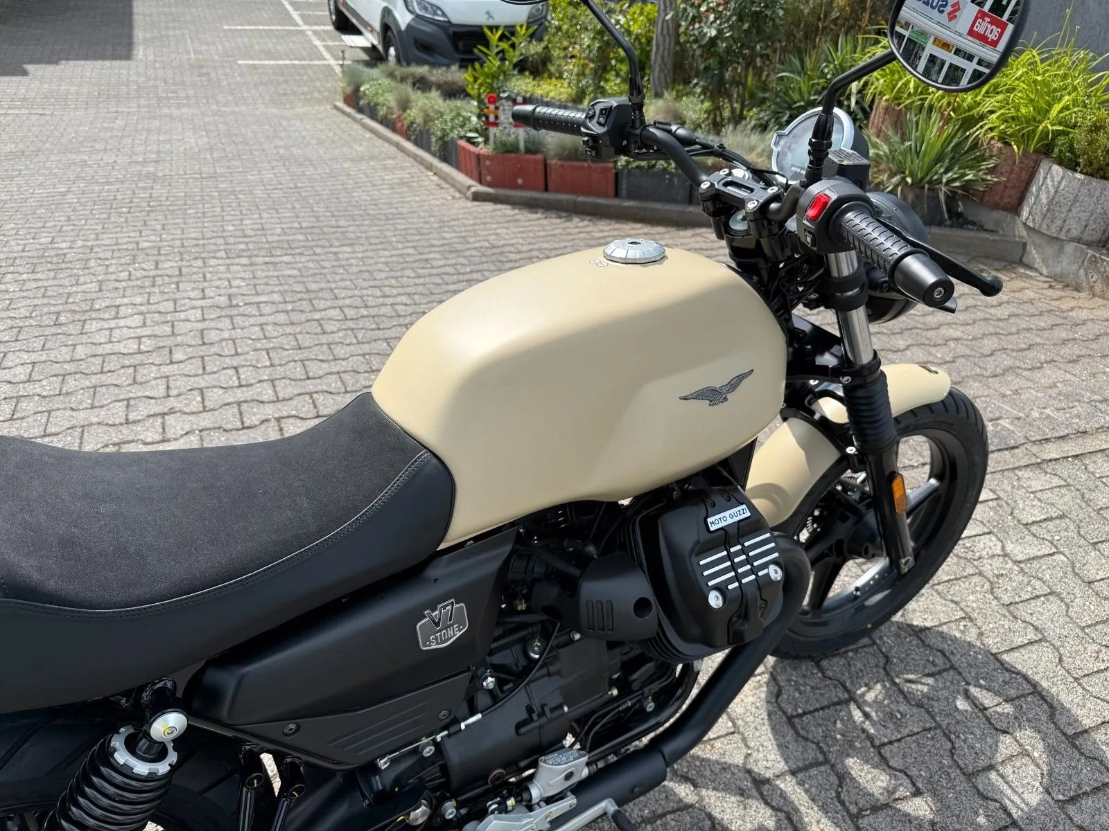 Moto Guzzi V7 Stone