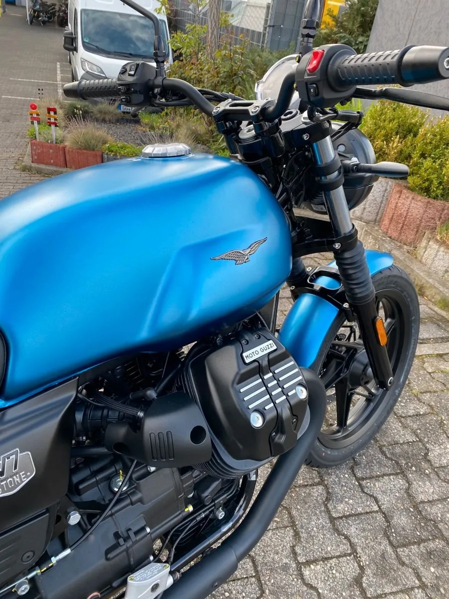 Moto Guzzi V7 Stone