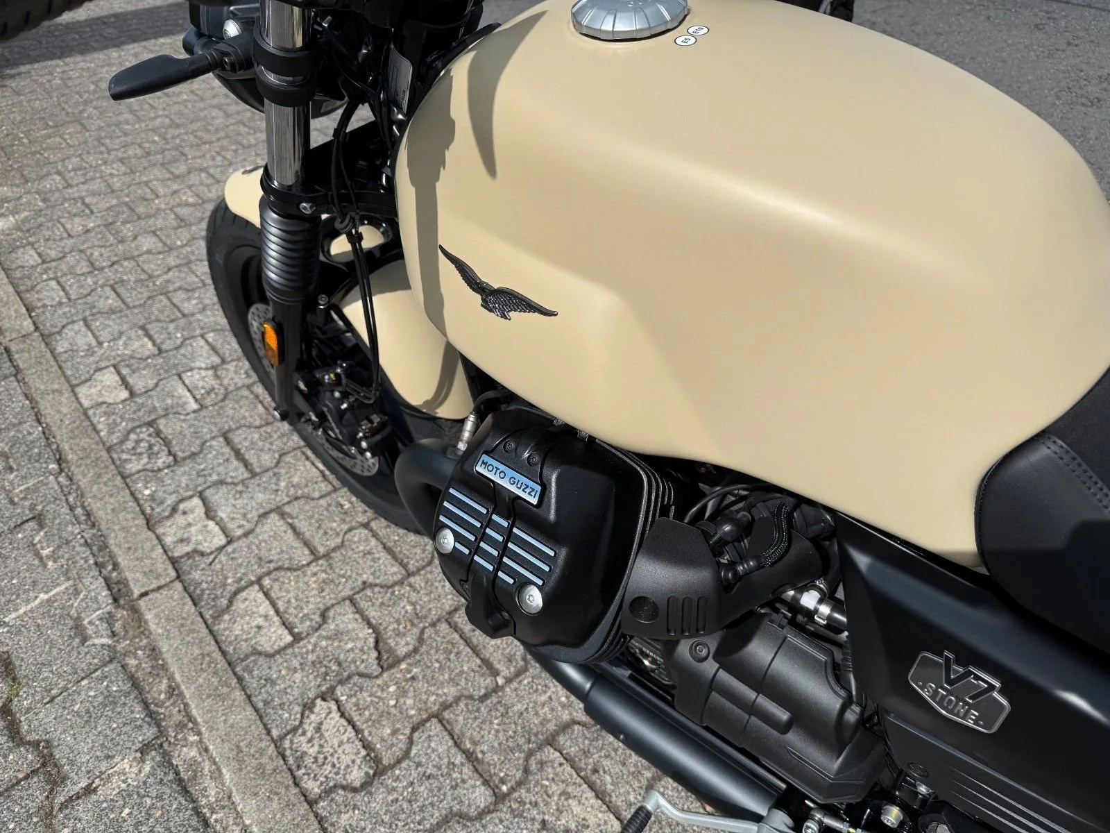 Moto Guzzi V7 Stone