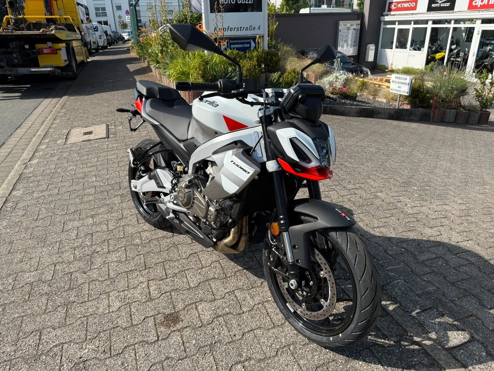 Aprilia Tuono 457