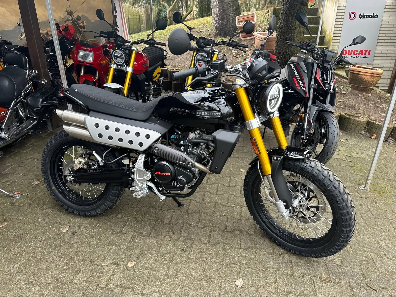 Fantic Caballero Scrambler 125 Sieht sehr edel in schwarz für 2026 aus!