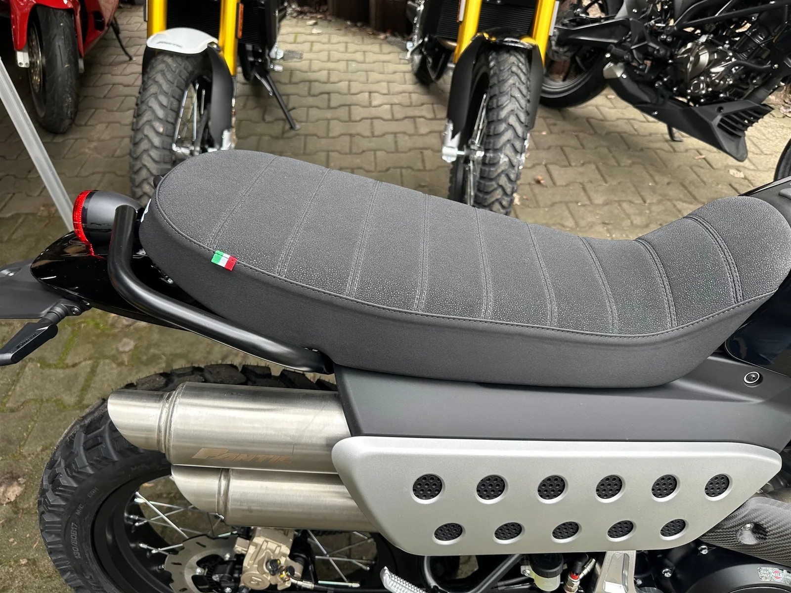 Fantic Caballero Scrambler 125 Sieht sehr edel in schwarz für 2026 aus!