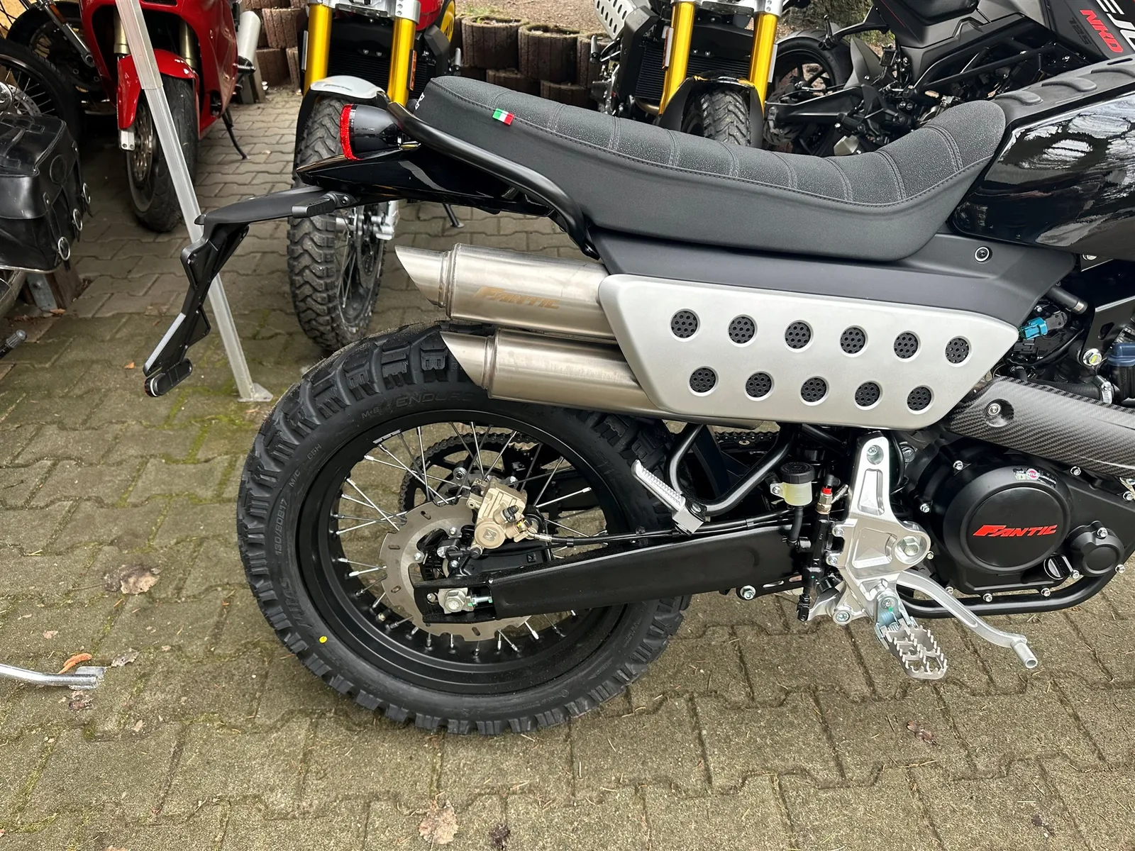 Fantic Caballero Scrambler 125 Sieht sehr edel in schwarz für 2026 aus!