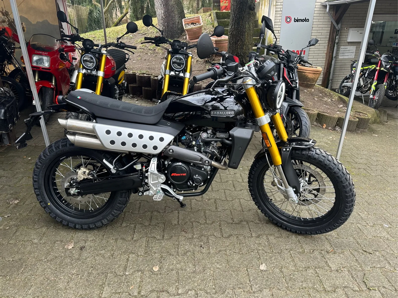 Fantic Caballero Scrambler 125 Sieht sehr edel in schwarz für 2026 aus!