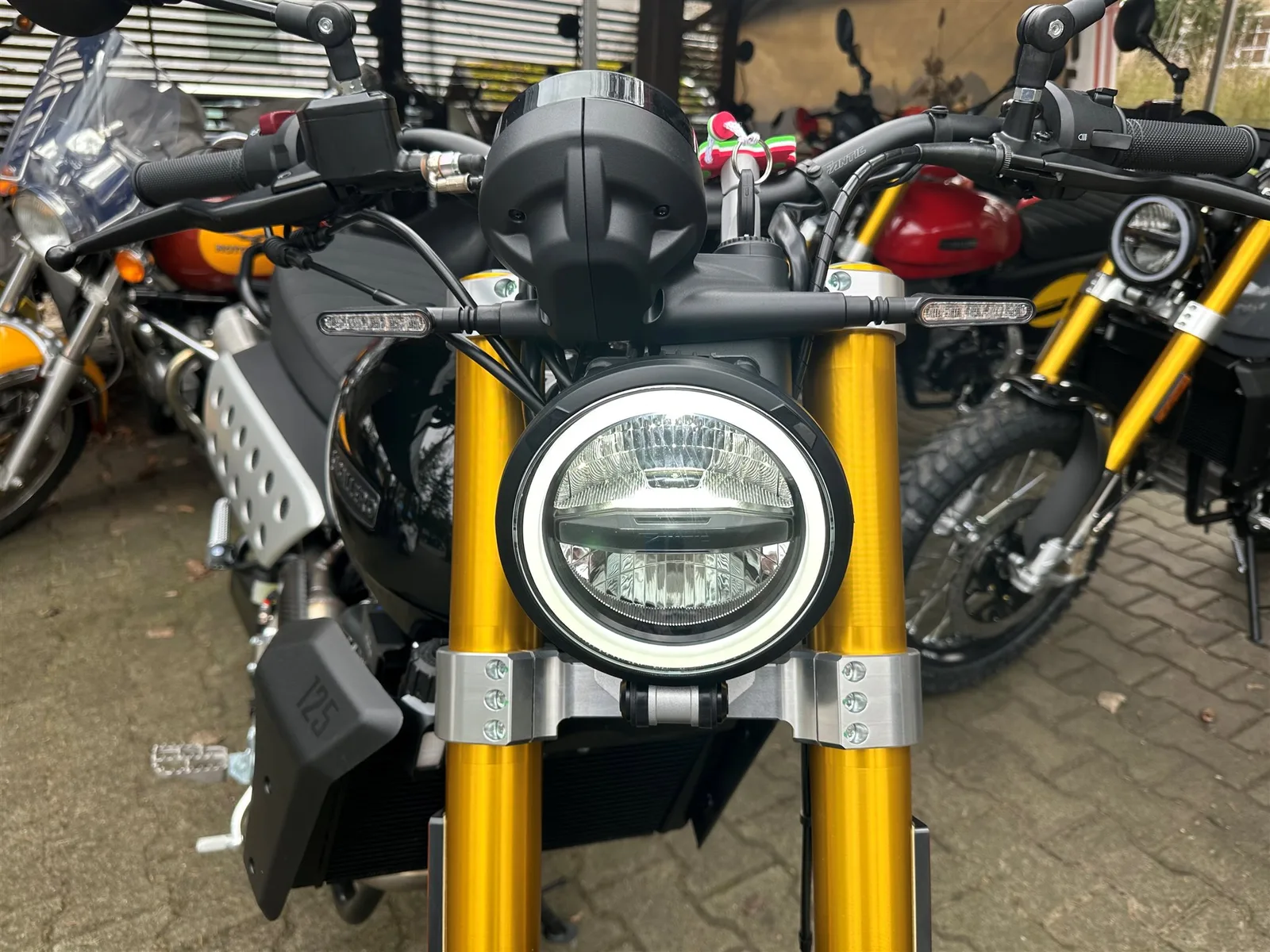 Fantic Caballero Scrambler 125 Sieht sehr edel in schwarz für 2026 aus!