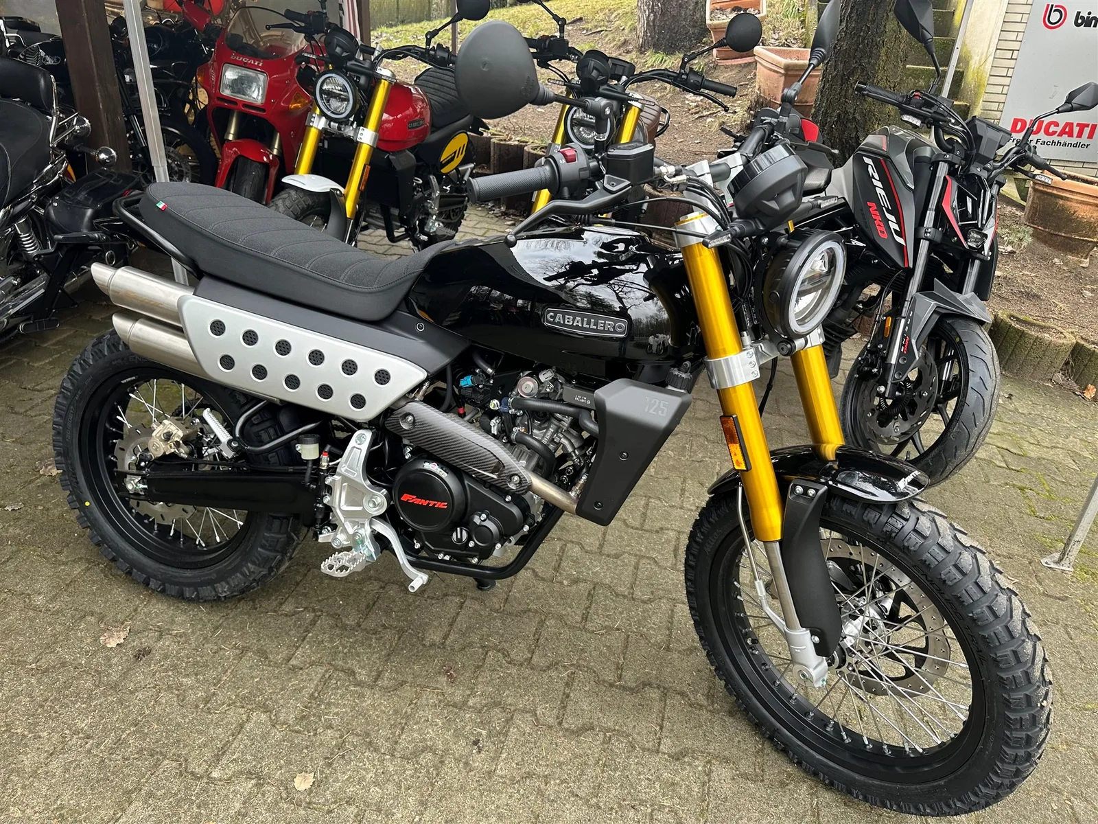 Fantic Caballero Scrambler 125 Sieht sehr edel in schwarz für 2026 aus!