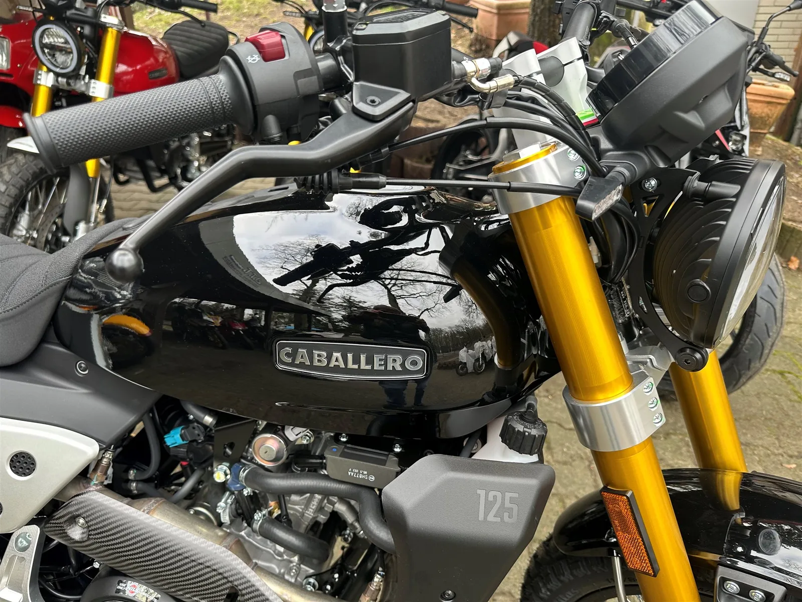 Fantic Caballero Scrambler 125 Sieht sehr edel in schwarz für 2026 aus!