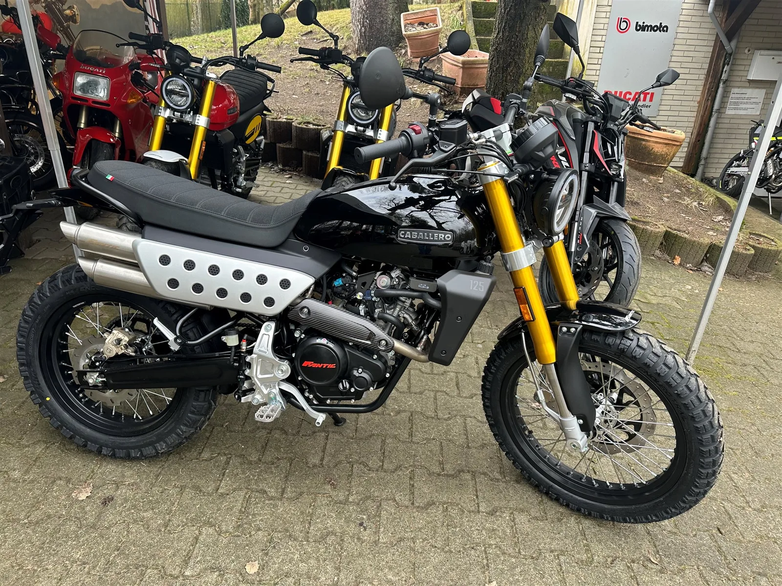 Fantic Caballero Scrambler 125 Sieht sehr edel in schwarz für 2026 aus!