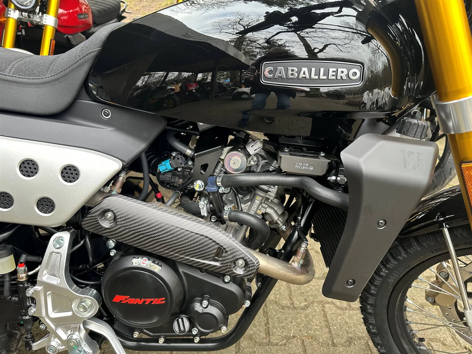 Fantic Caballero Scrambler 125 Sieht sehr edel in schwarz für 2026 aus!