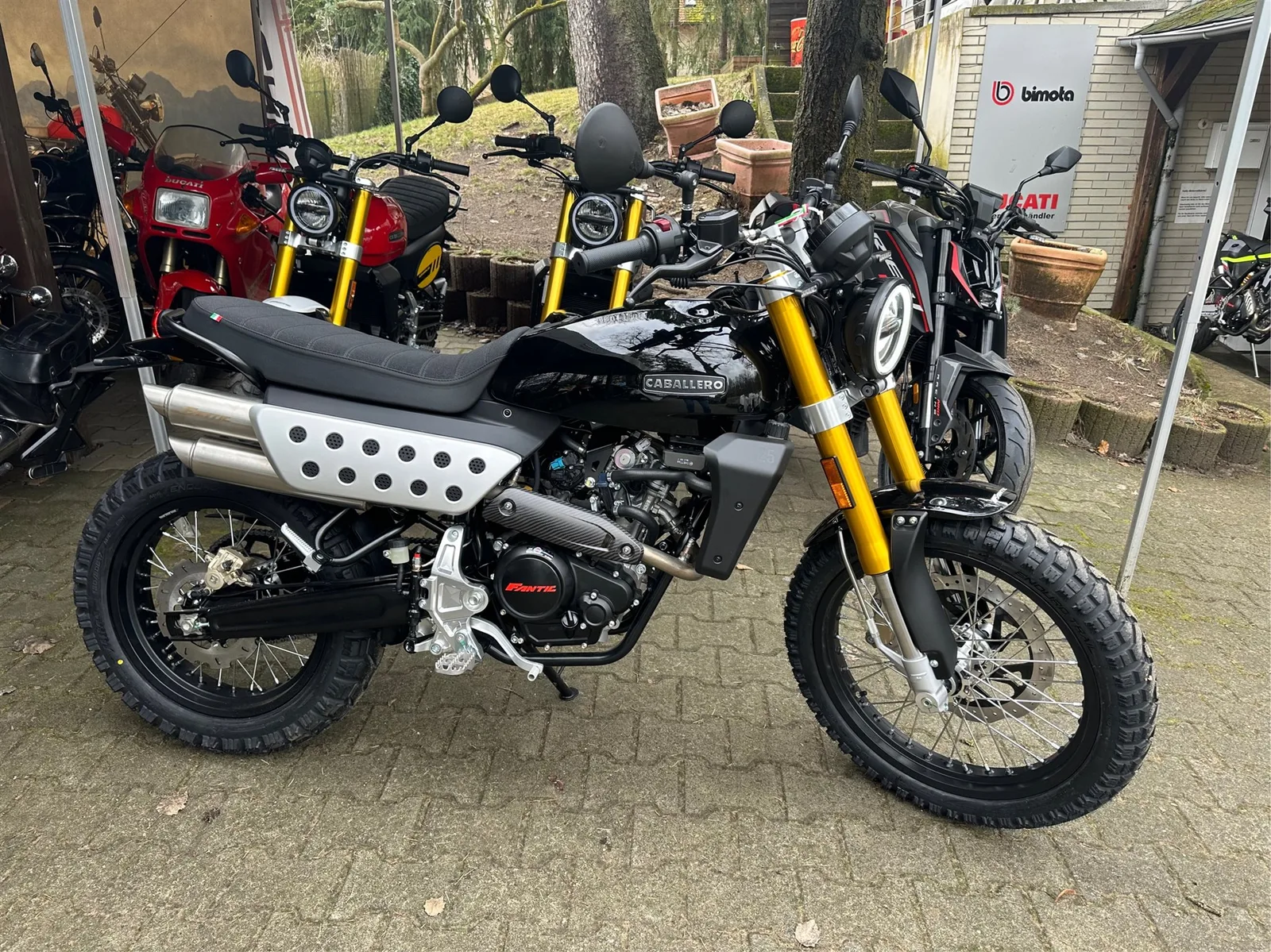 Fantic Caballero Scrambler 125 Sieht sehr edel in schwarz für 2026 aus!