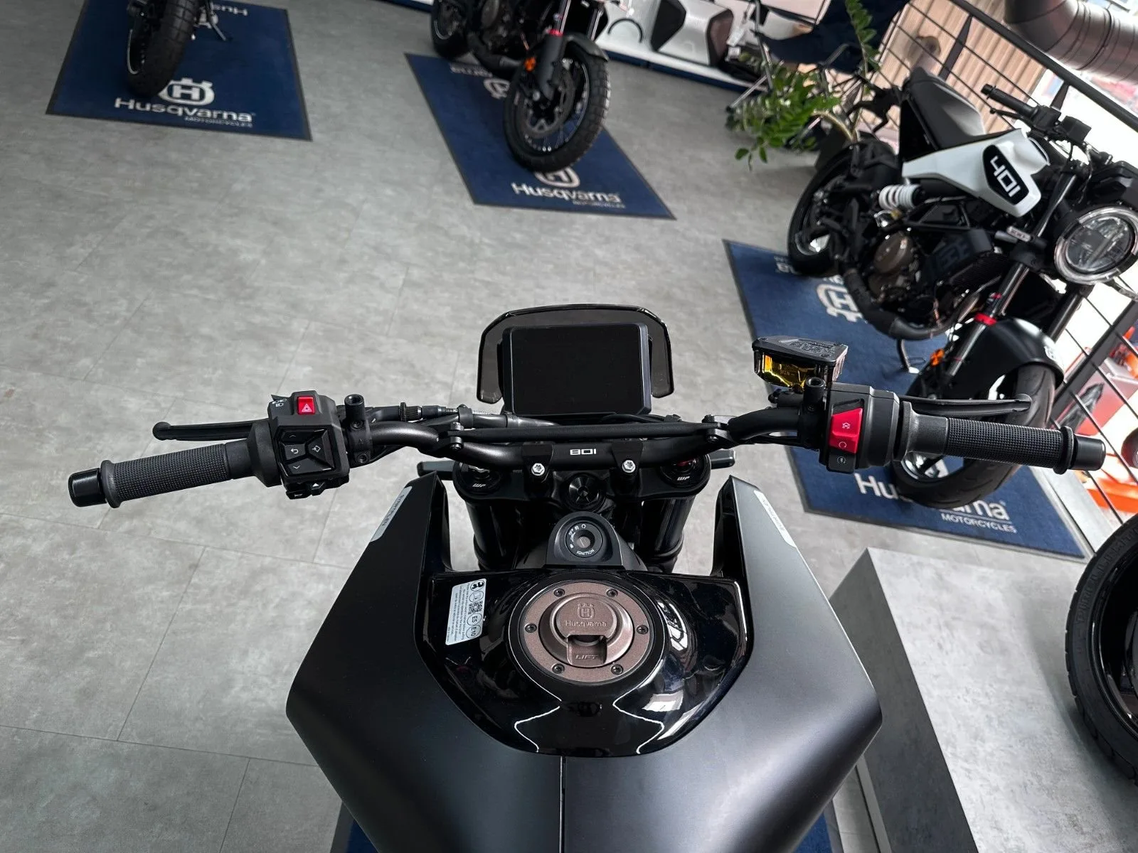 Husqvarna Svartpilen 801