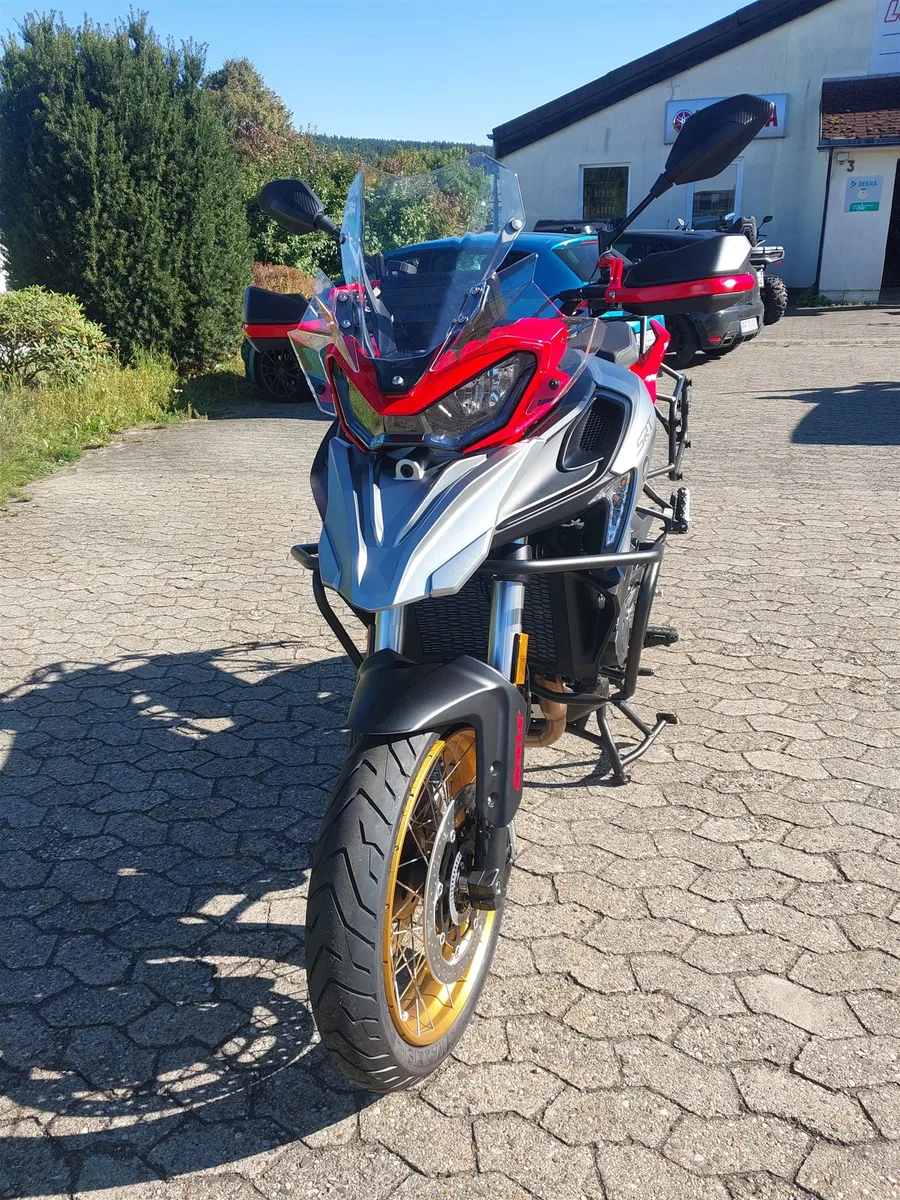QJ Motor SRT 900 SX