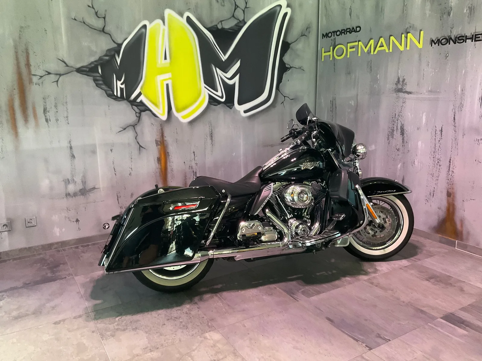 Harley-Davidson Road King Classic FLHRC Deutsches Modell
