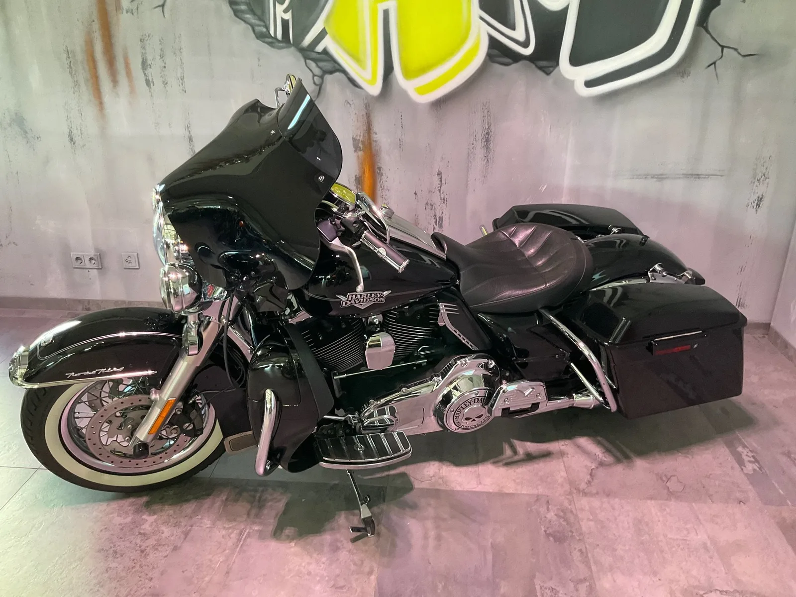 Harley-Davidson Road King Classic FLHRC Deutsches Modell