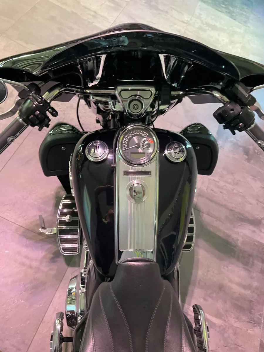 Harley-Davidson Road King Classic FLHRC Deutsches Modell