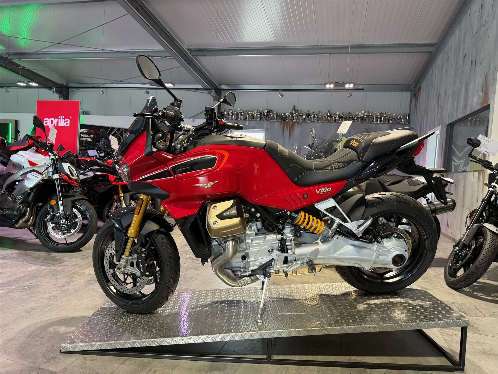 Moto Guzzi V100 Mandello S Wind Tunnel Promo incl. Design Sitzbank
