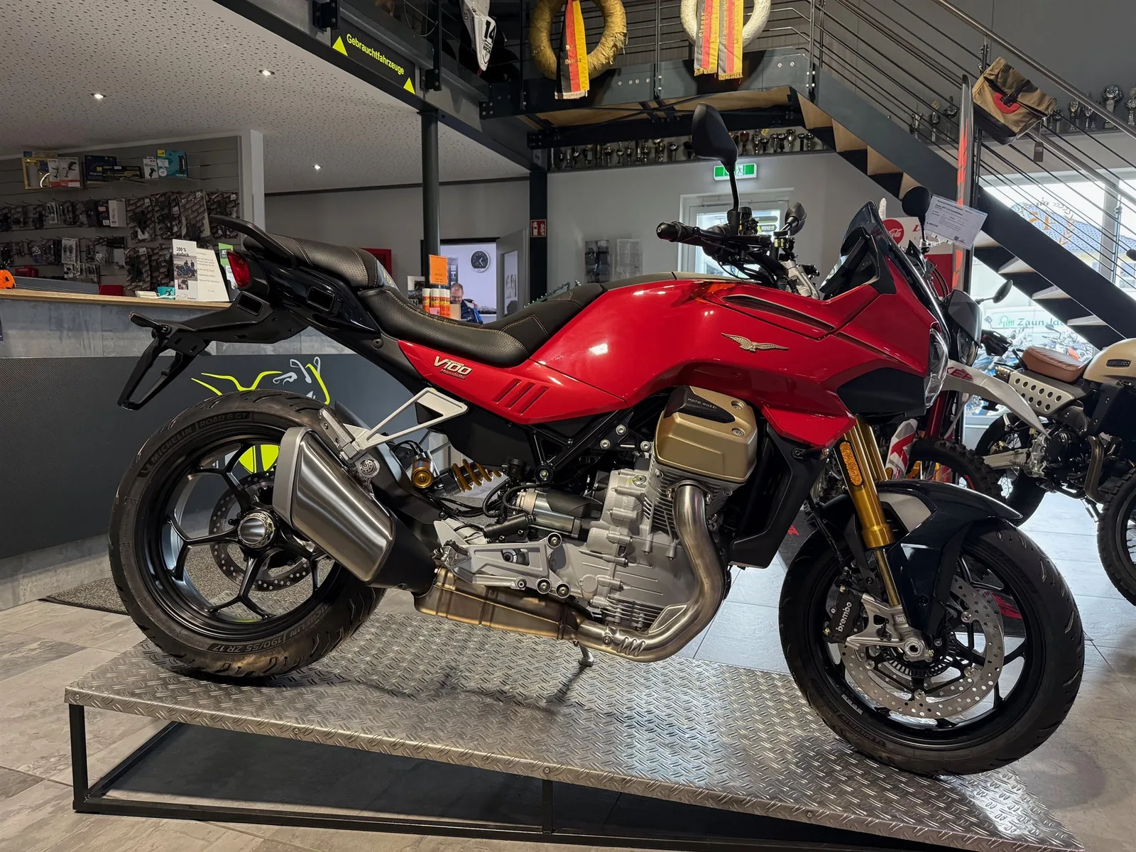 Moto Guzzi V100 Mandello S Wind Tunnel Promo incl. Design Sitzbank