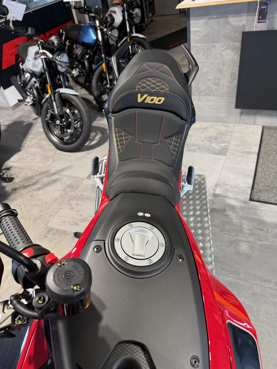 Moto Guzzi V100 Mandello S Wind Tunnel Promo incl. Design Sitzbank