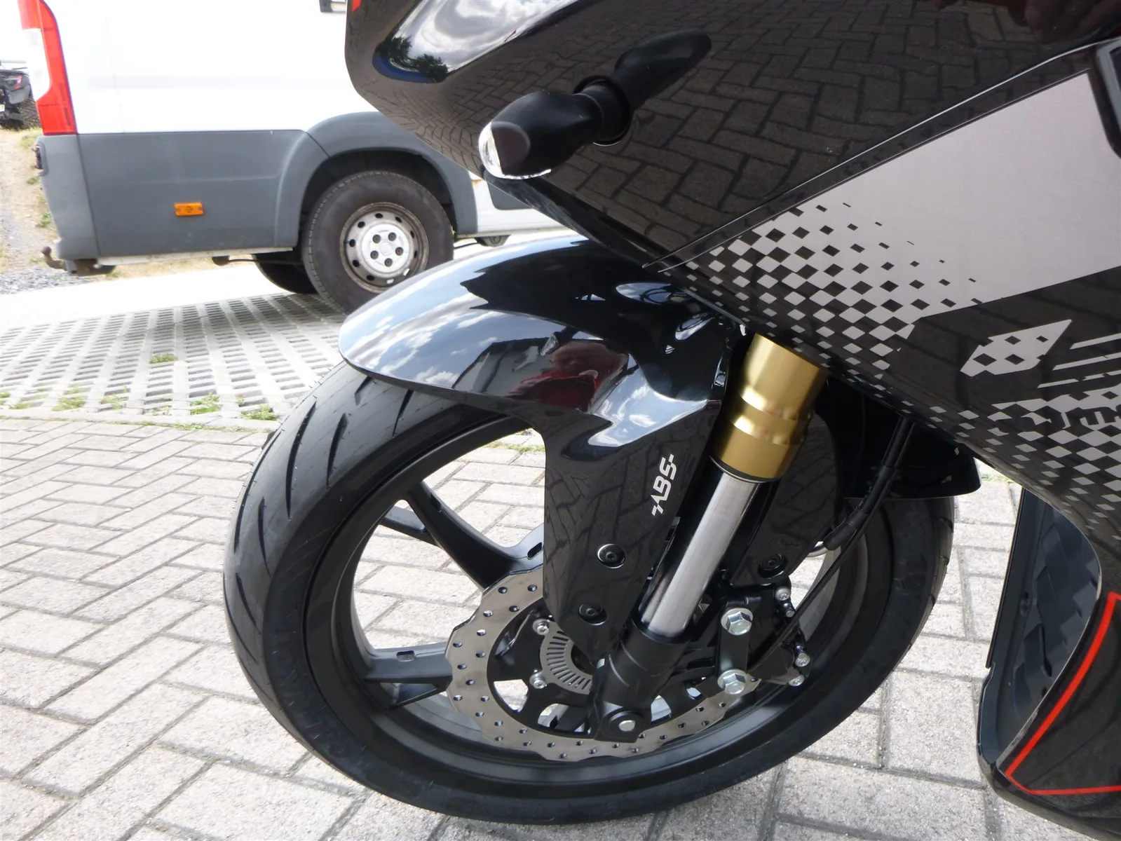 QJ Motor SRK 125 R