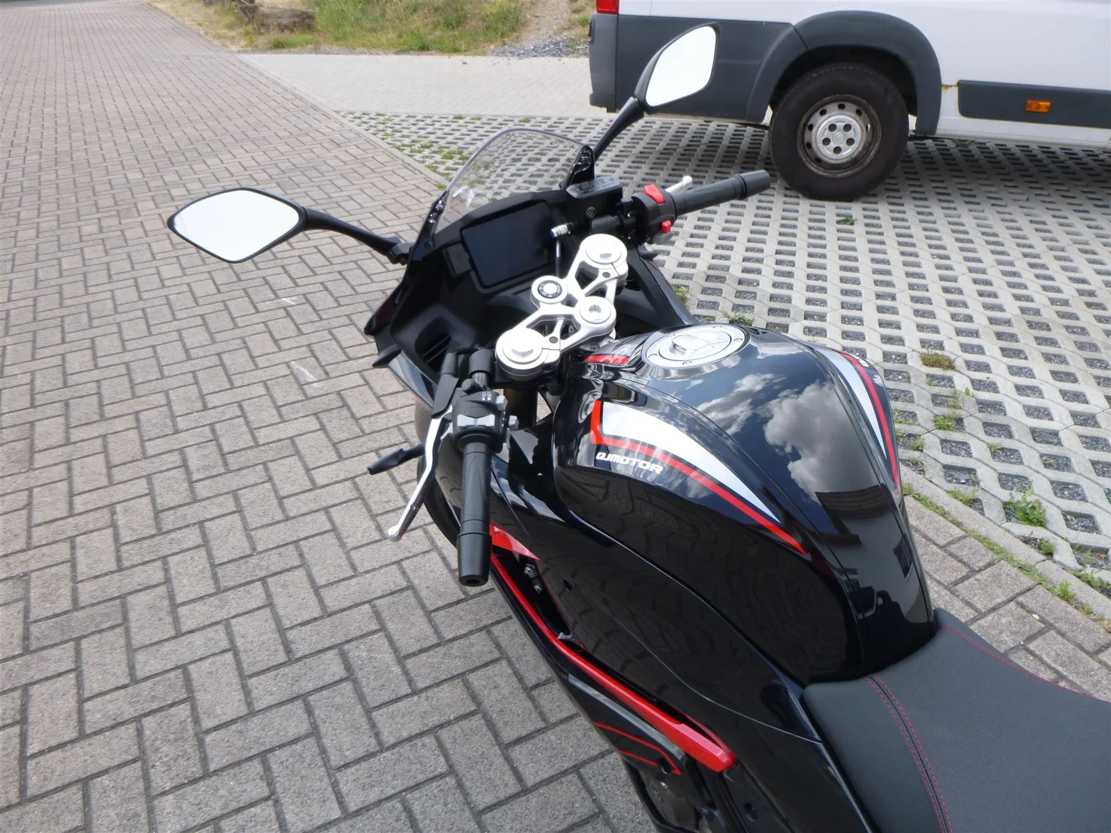 QJ Motor SRK 125 R