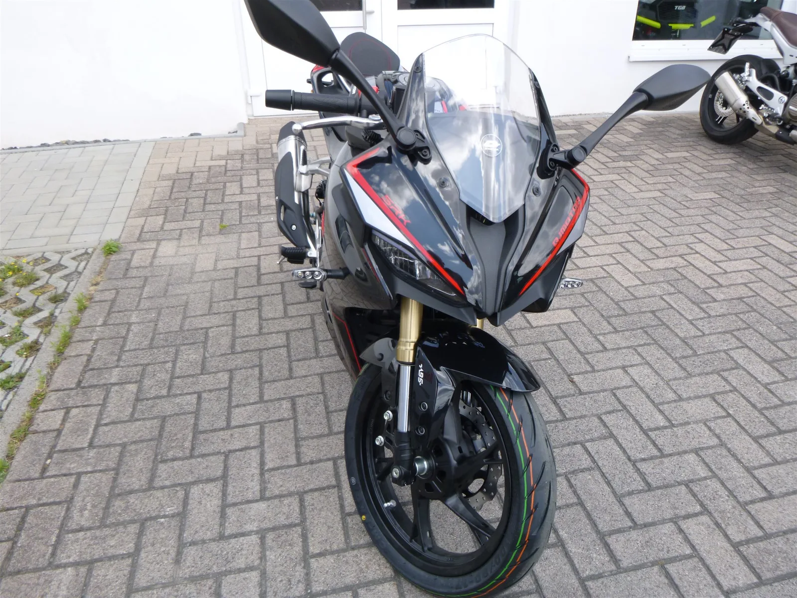 QJ Motor SRK 125 R