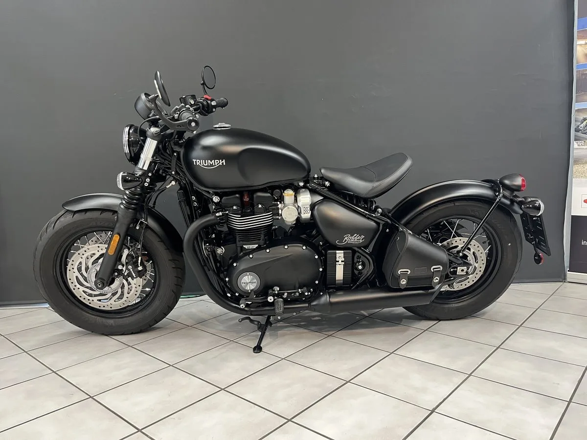 Triumph Bonneville Bobber Black