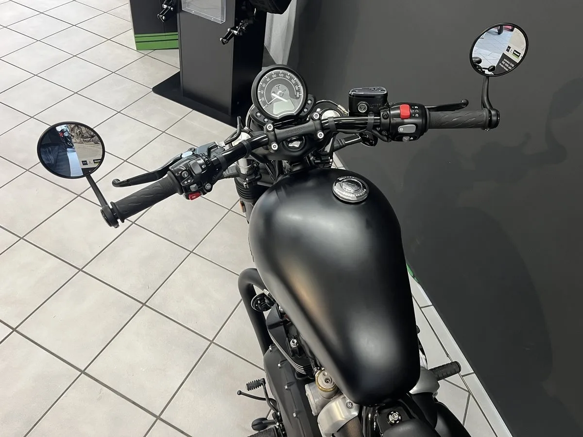 Triumph Bonneville Bobber Black