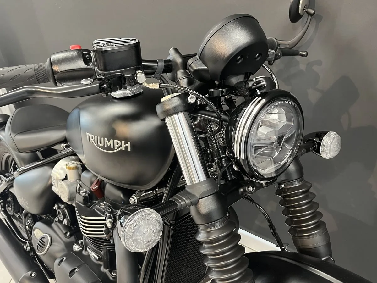 Triumph Bonneville Bobber Black