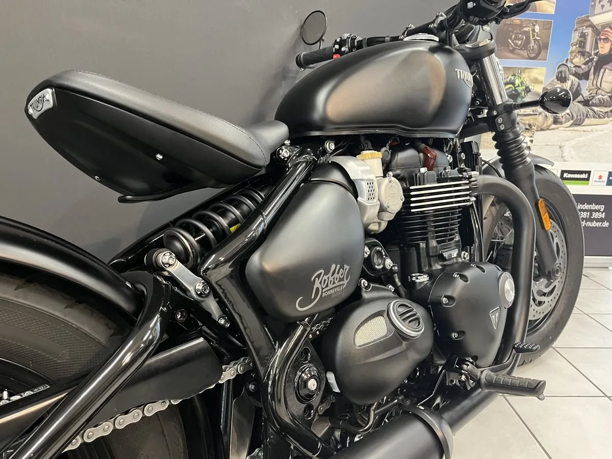 Triumph Bonneville Bobber Black