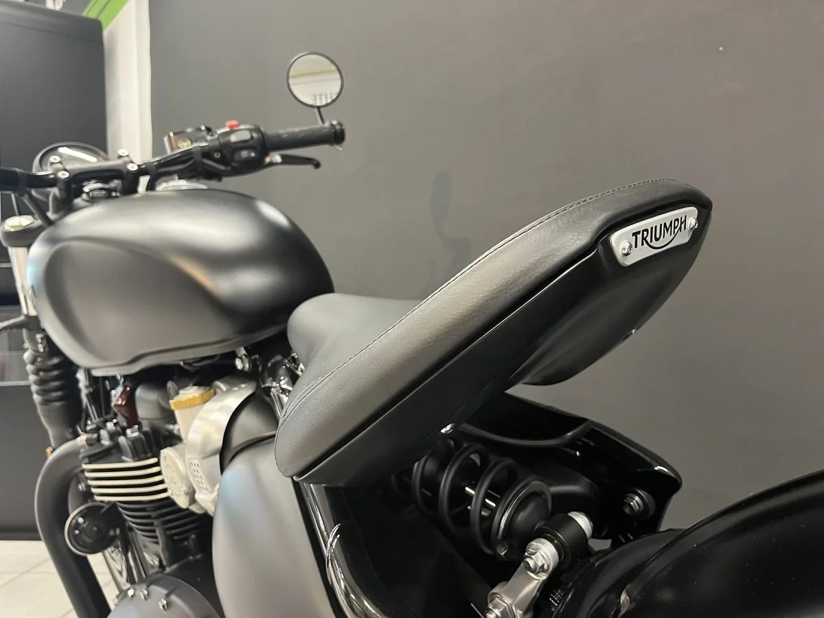 Triumph Bonneville Bobber Black