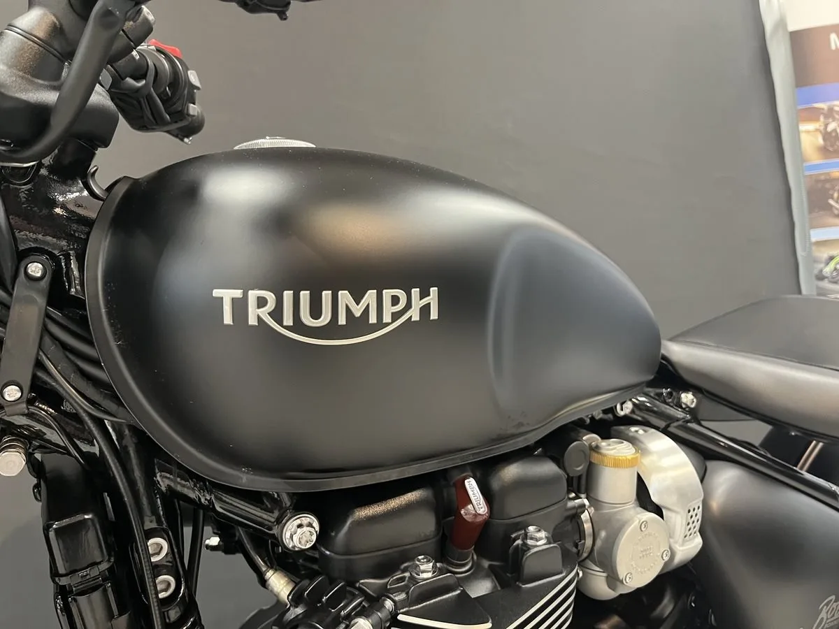 Triumph Bonneville Bobber Black