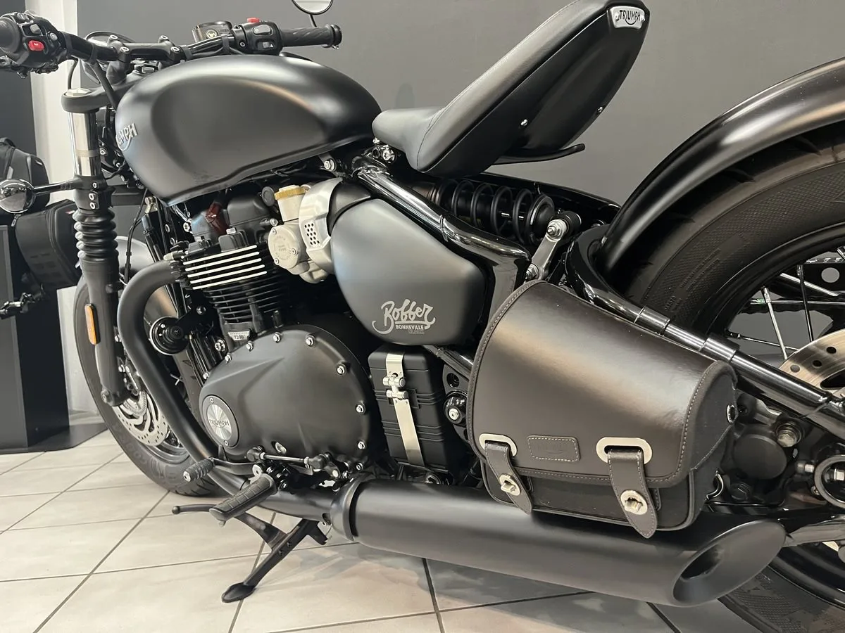 Triumph Bonneville Bobber Black