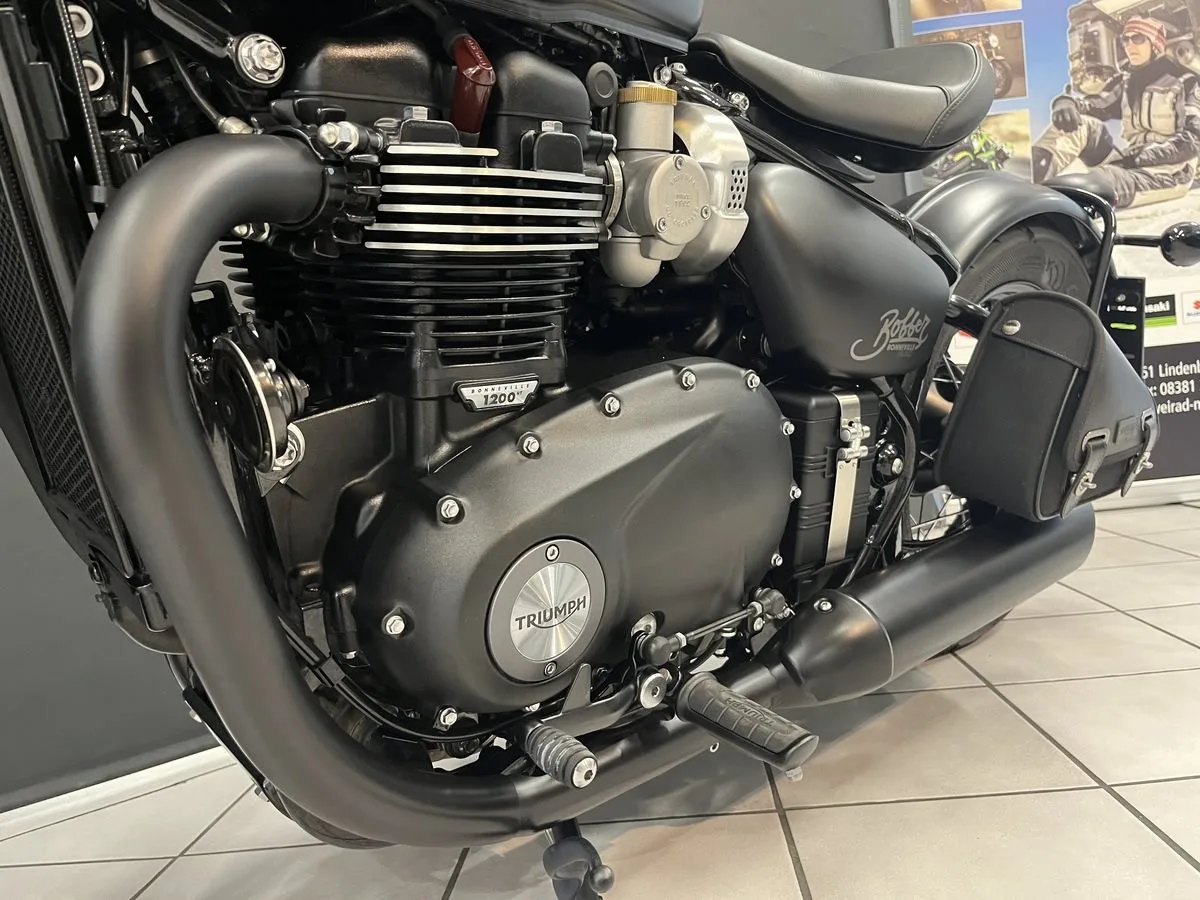Triumph Bonneville Bobber Black
