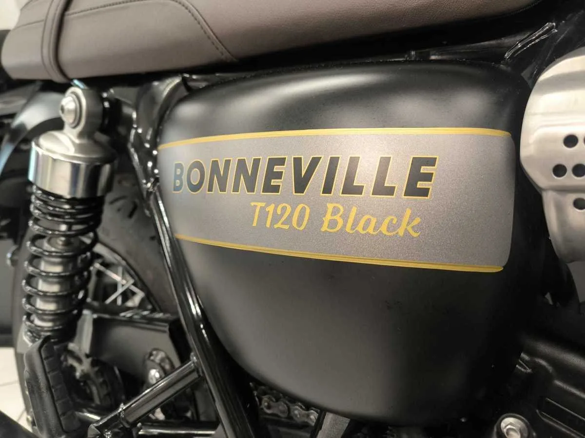Triumph Bonneville T120 Black Gold Line