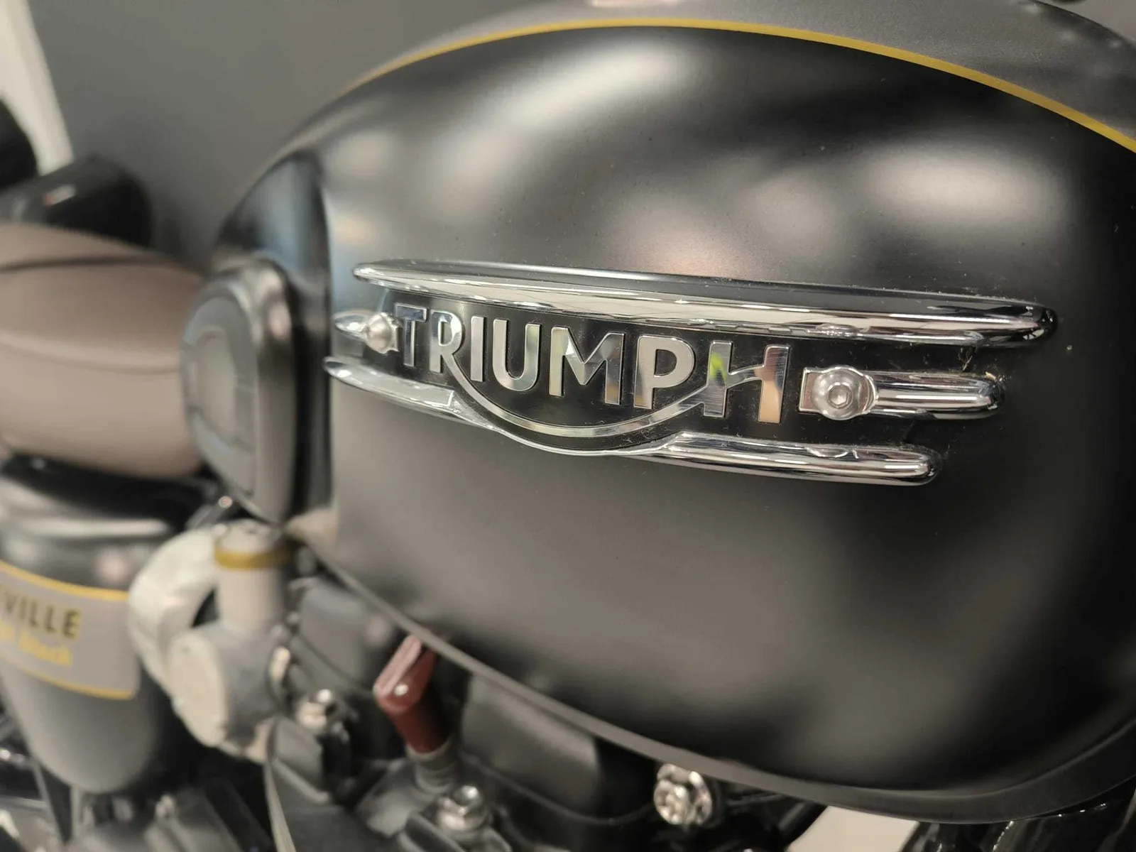 Triumph Bonneville T120 Black Gold Line