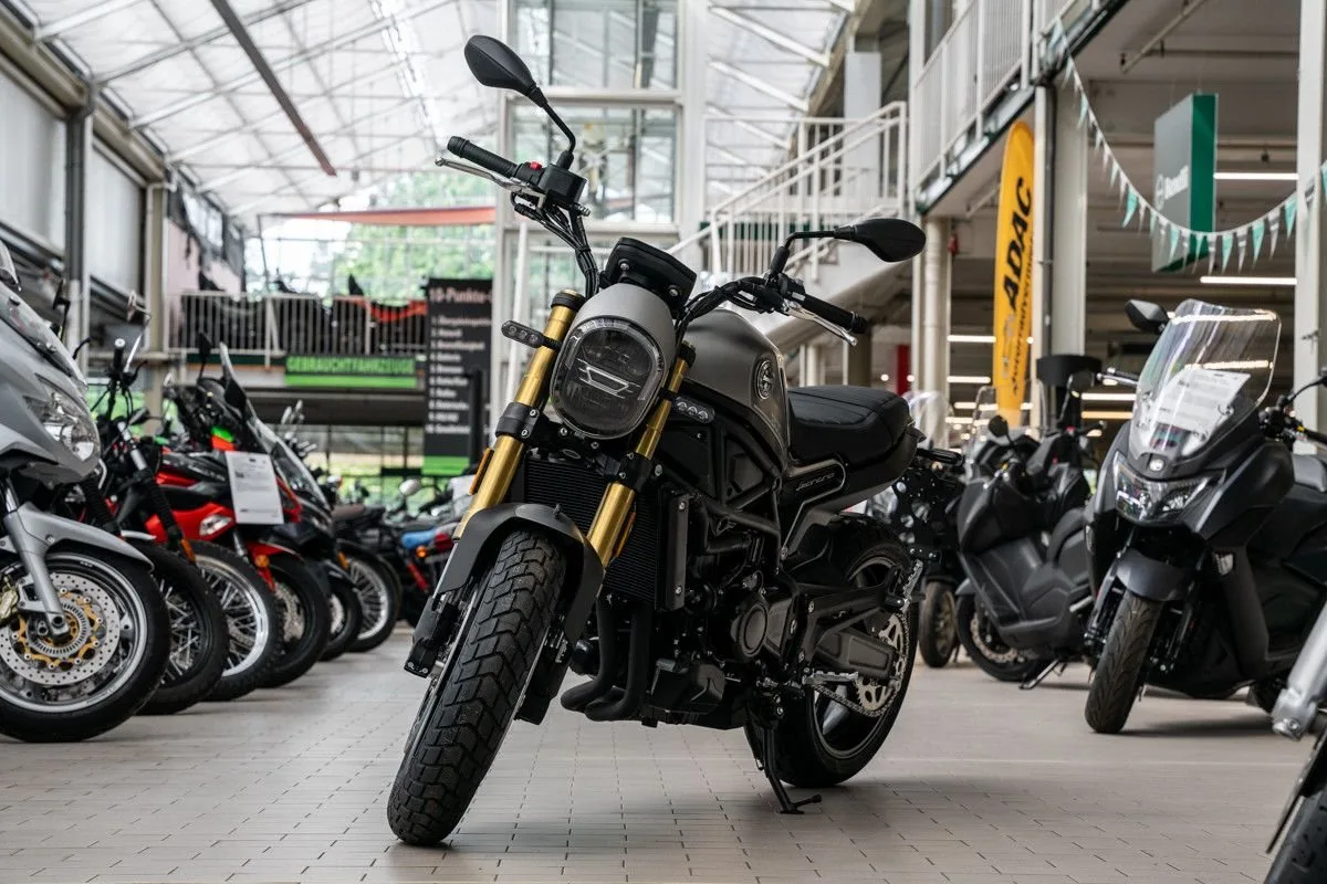 Benelli Leoncino 800